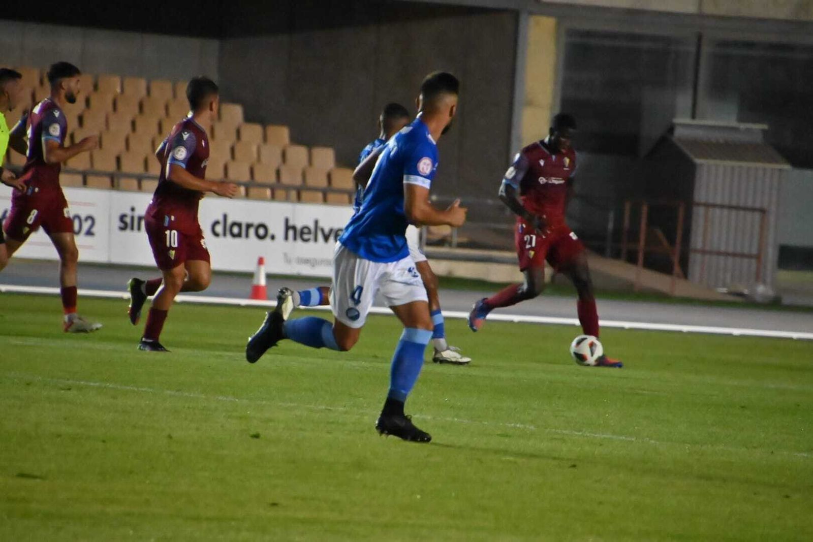 Moussa, que fue expulsado, desplaza en corto en el centro del campo.