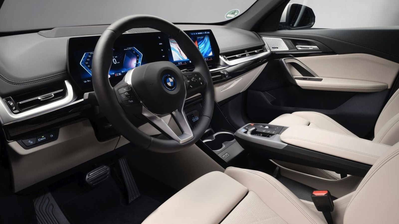 De puertas a dentro no resulta posible distinguir entre los dos BMW iX1.