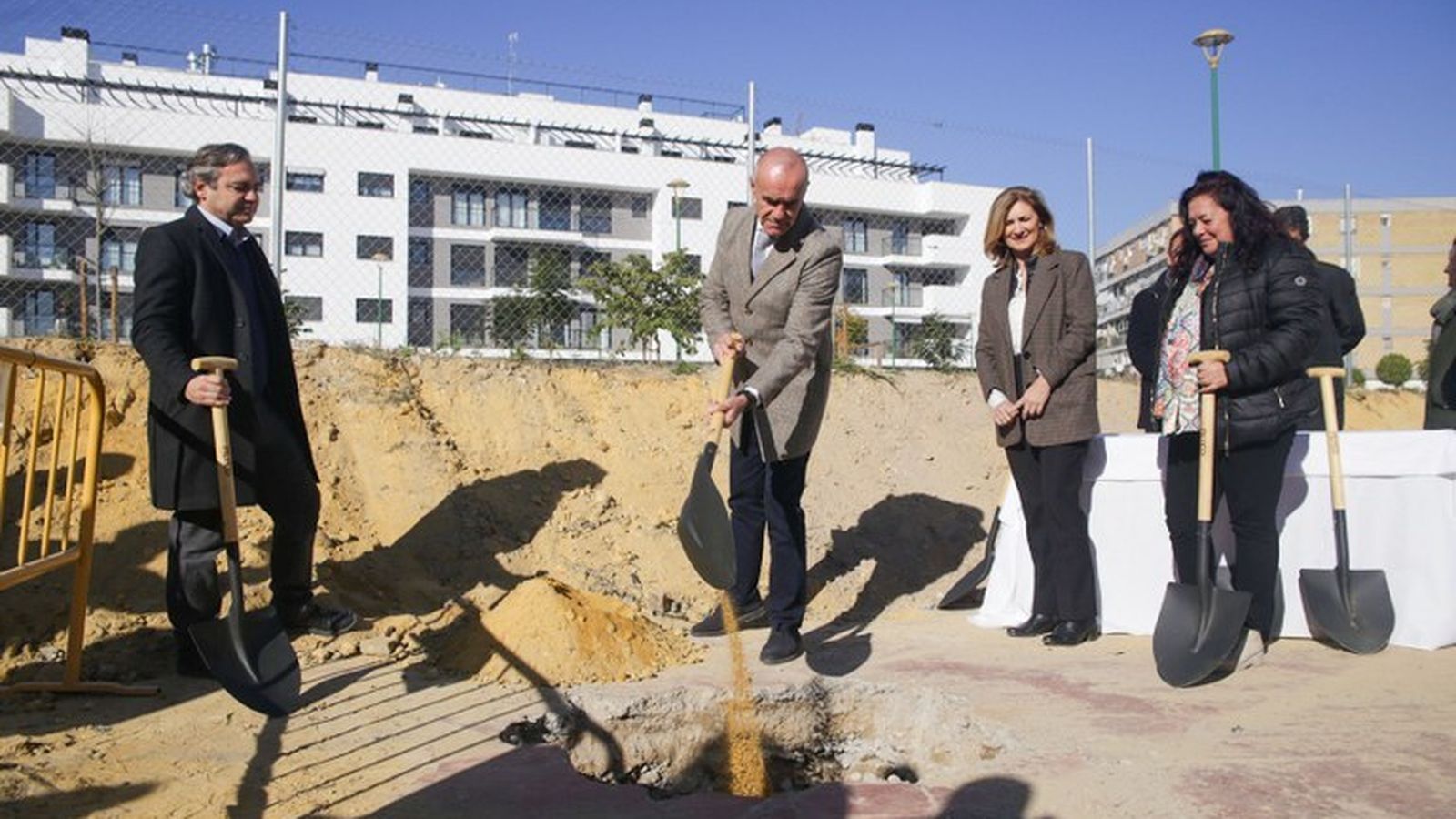 Muñoz coloca la primera piedra del edificio Tejares, destinado a VPO en alquiler principalmente para jóvenes.