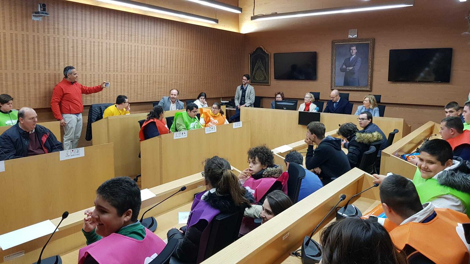 Imagen del los representantes de Afanas en el Salón de Plenos hoy por la mañana.
