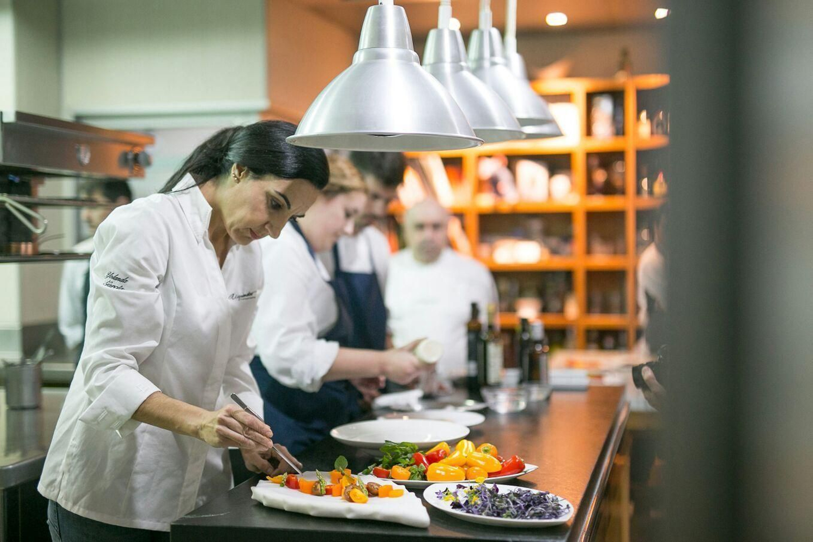 1. Yolanda García está en fase de investigación de los distintos tipos de malas hierbas. 2. Una de sus recetas es cardo borriquero en tosta de trigo sarraceno y bearnesa.