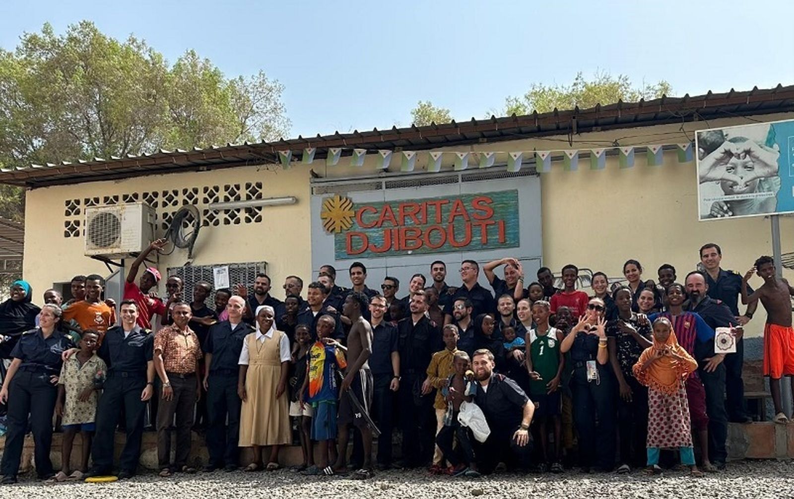 La dotación de la fragata 'Navarra' en Caritas Yibuti.