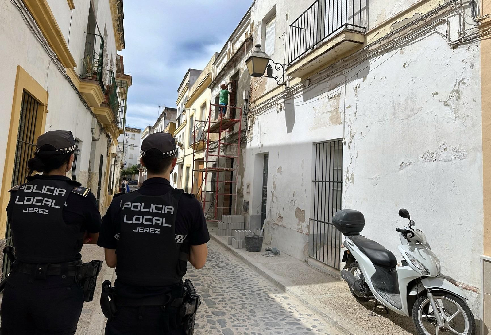 Dos agentes de la Policía Local se personaron en la calle Honsario mientras se tapiaba la finca Dos agentes de la Policía Local se personaron en la calle Honsario mientras se tapiaba la finca
