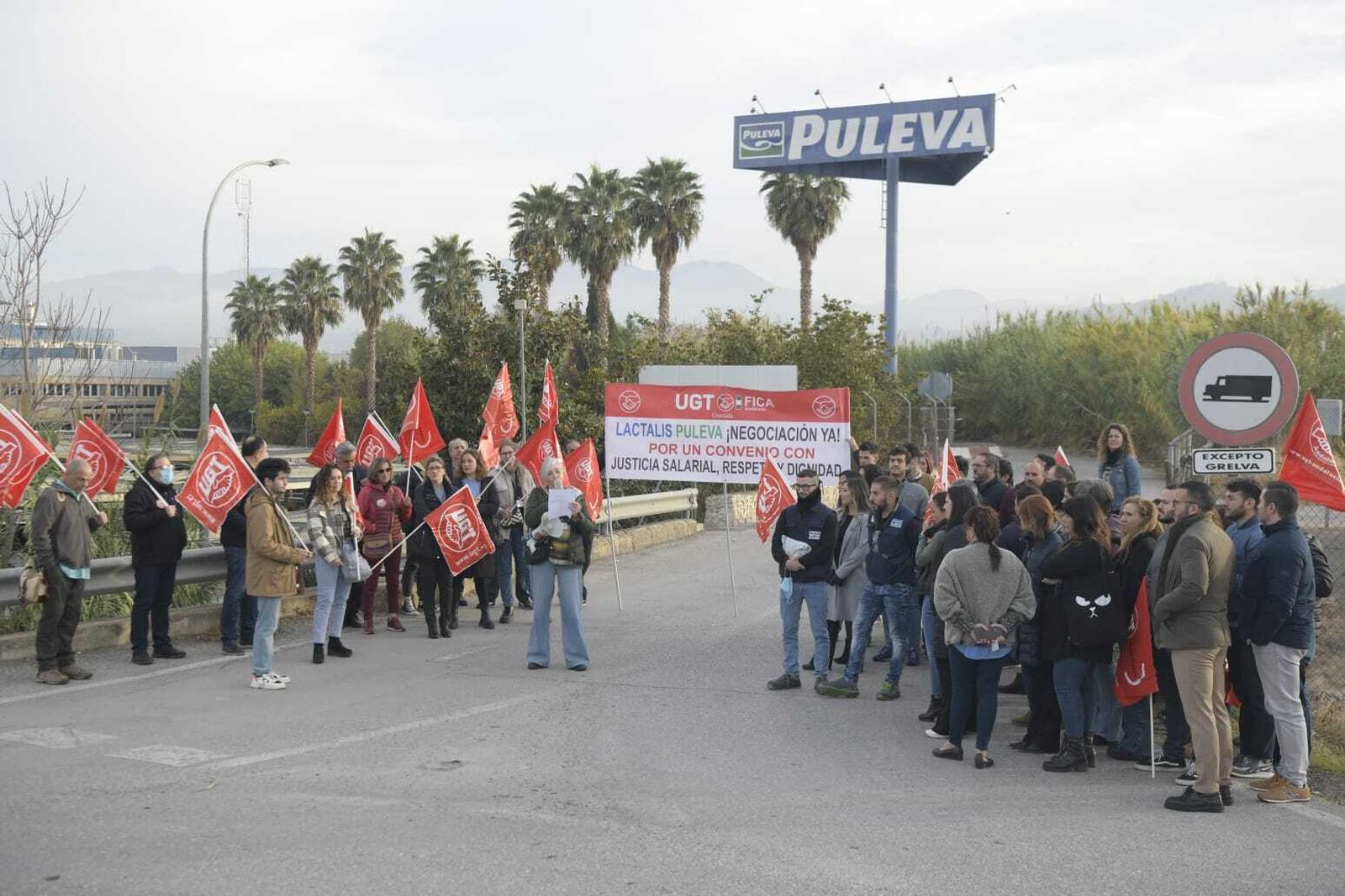 Momento de la lectura del manifiesto del Comité de Empresa de Lactalis Puleva