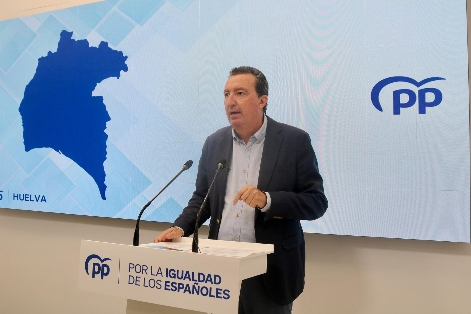 El presidente del PP provincial, Manuel Andrés González, este lunes en rueda de prensa.