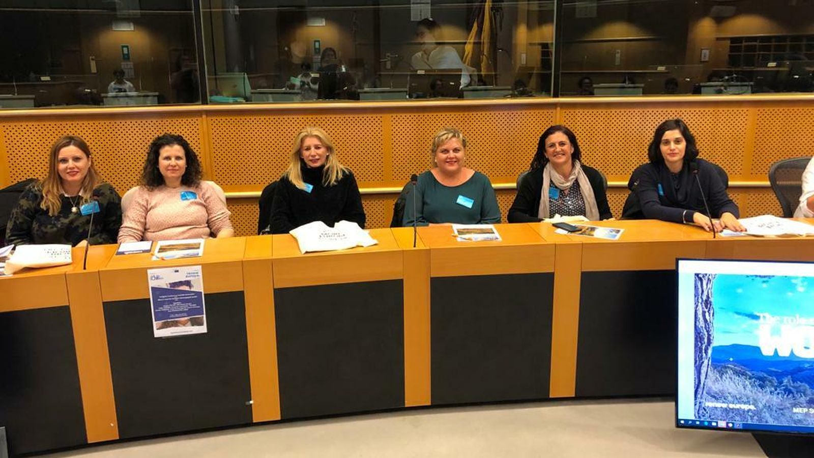 Las cuatro agricultoras almerienses, con la responsable de RRHH de Coexphal y su colega cordobesa, en el Parlamento Europeo.