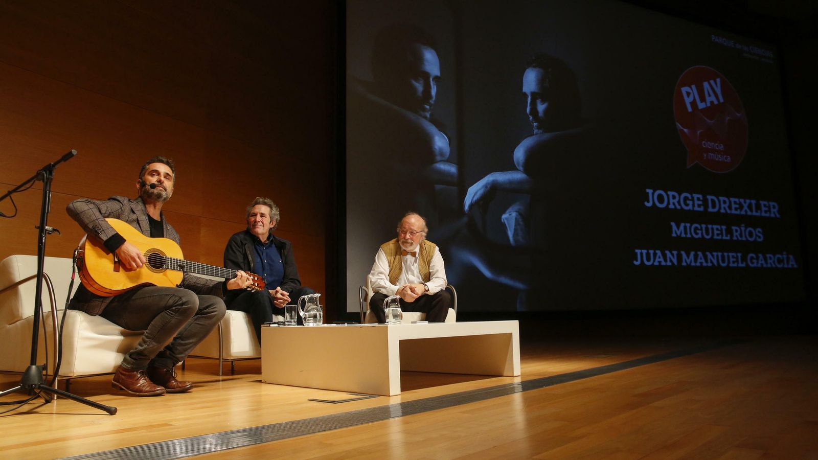 Jorge Drexler, Miguel Ríos y Juan Manuel García Ruiz, durante la charla.
