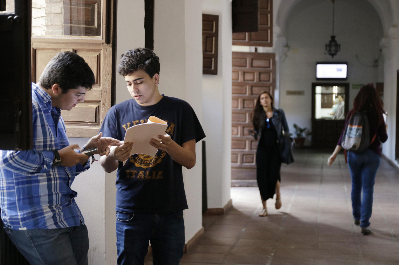 Alumnos de la UCO en la Facultad de Filosofía y Letras.