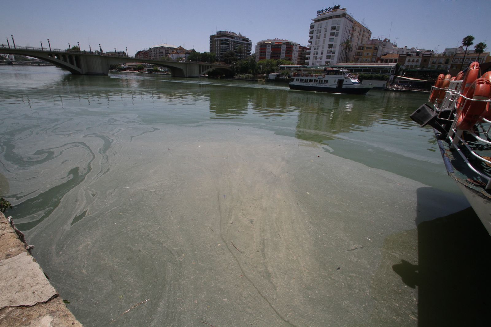 Mancha de aceite en el Guadalquivir