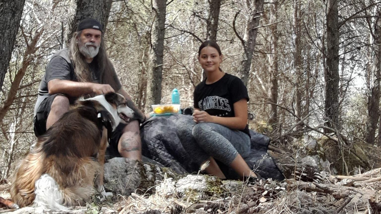 Félix Morón, su hija y su perro en el entorno natural de Hondonero de Villanueva del Rosario. Félix Morón, su hija y su perro en el entorno natural de Hondonero de Villanueva del Rosario.