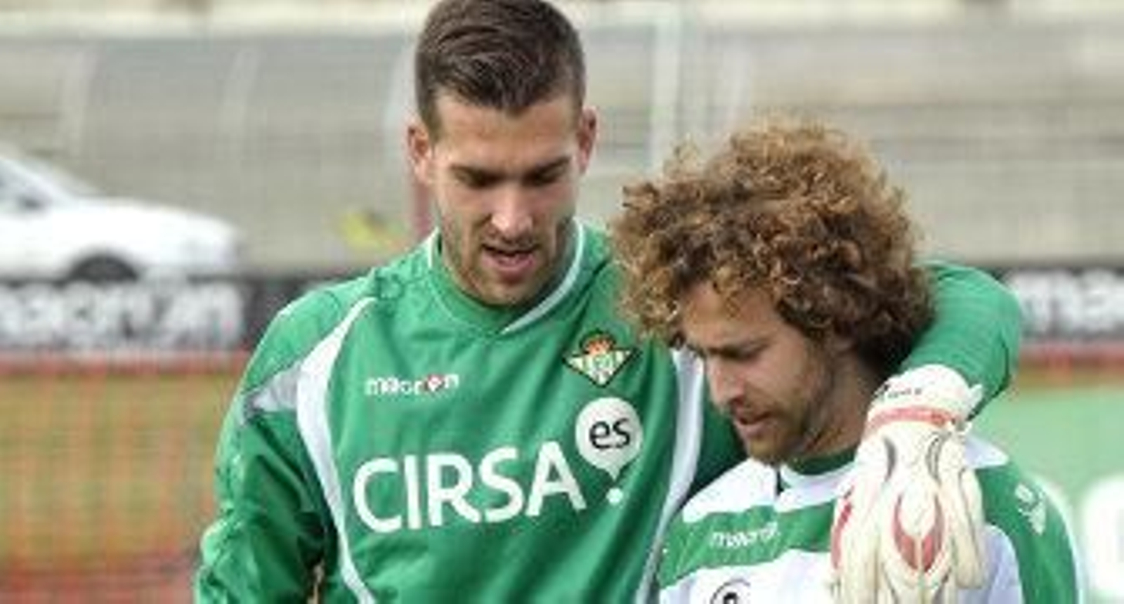 Adrián echa la mano por el hombro a Cañas, con quien dialoga tras finalizar el entrenamiento. / Manuel Gómez
