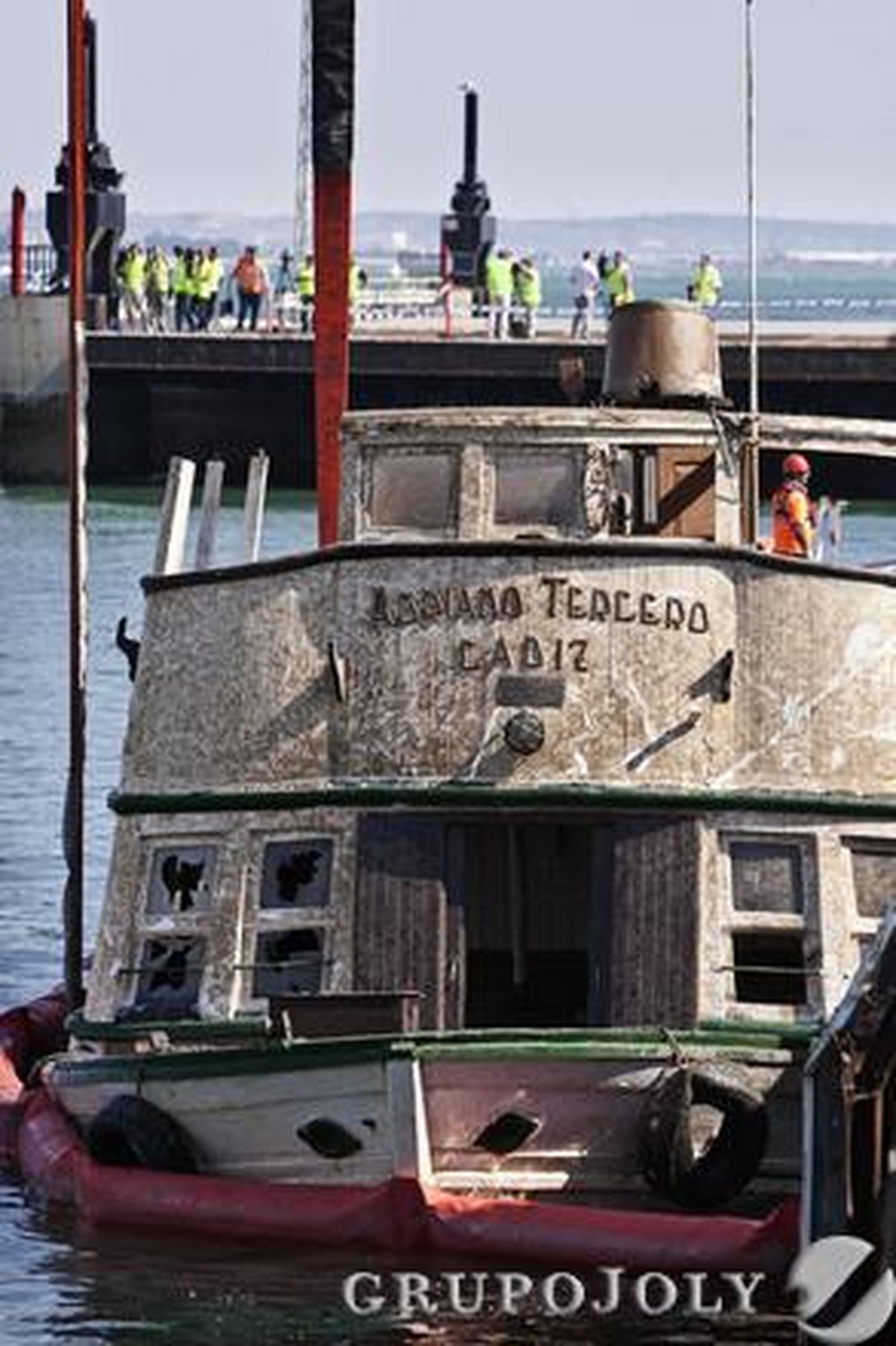 Un grupo de periodistas, al fondo, observa el desarrollo de los trabajos. 

Foto: Julio Gonzalez