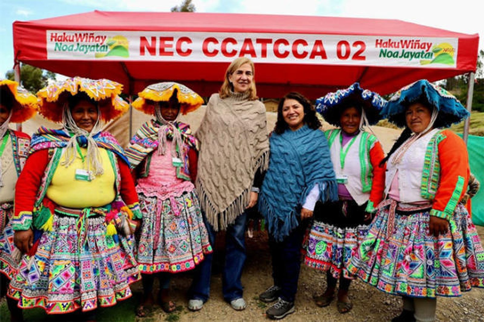 La infanta Cristina y el colectivo de mujeres indígenas de Cuzco