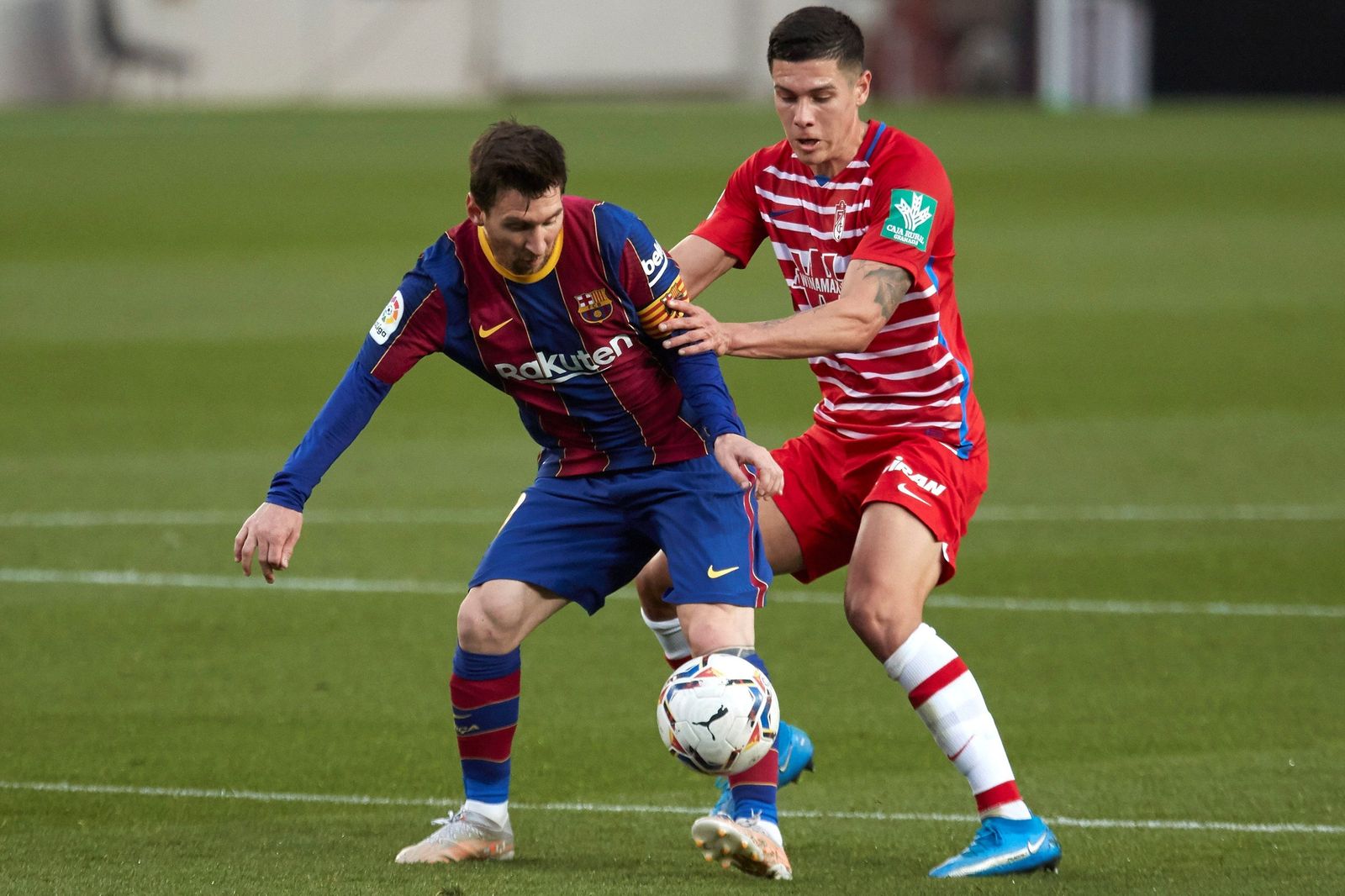 Nehuén Pérez presiona a Messi en el último Barcelona-Granada.
