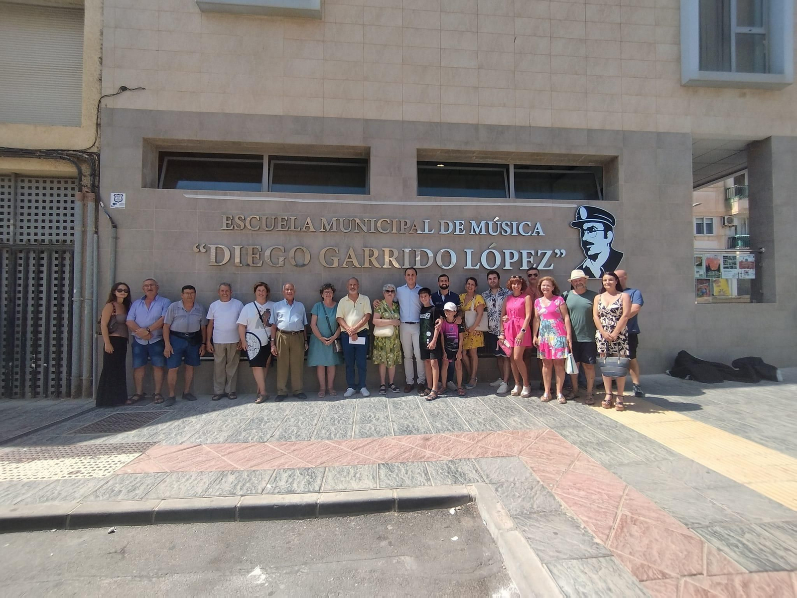 La Escuela Municipal de Música Diego Garrido López inaugura su nueva placa de acero retroiluminado