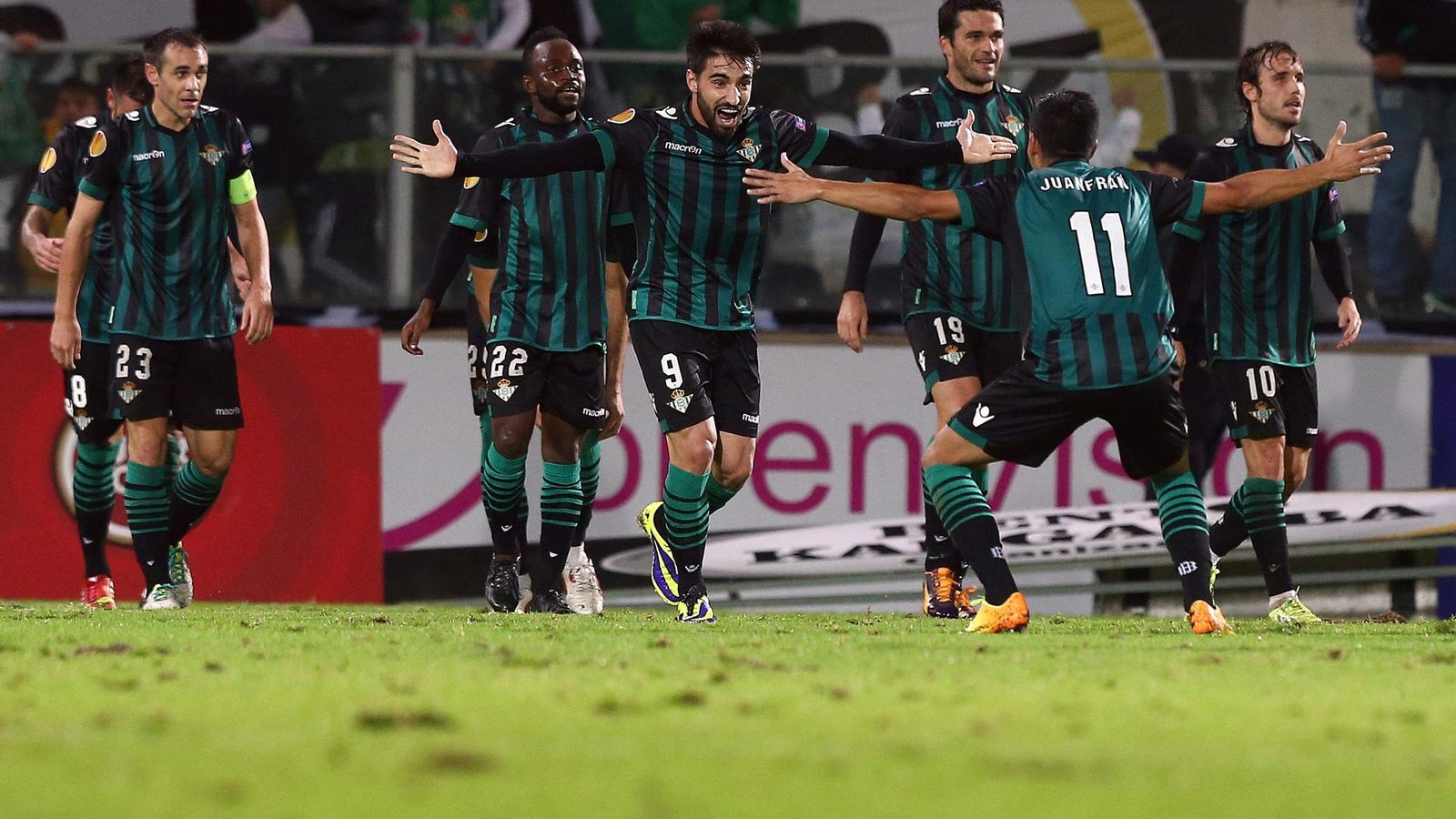 Chuli es felicitado por sus compañeros tras marcar el gol del triunfo en Guimaraes.