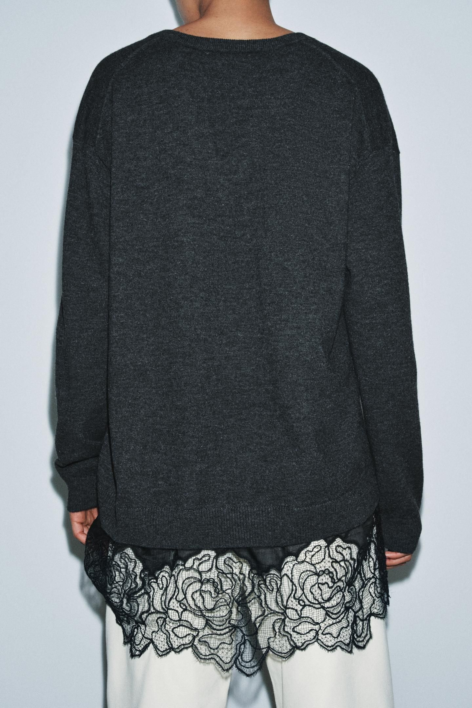 Jersey con encajes de Zara.