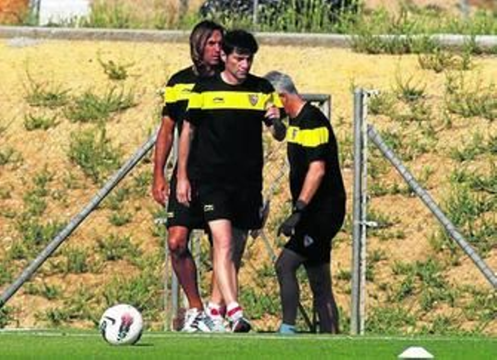 Marcelino camina durante la sesión de entrenamiento de ayer, con Javi Navarro al fondo.