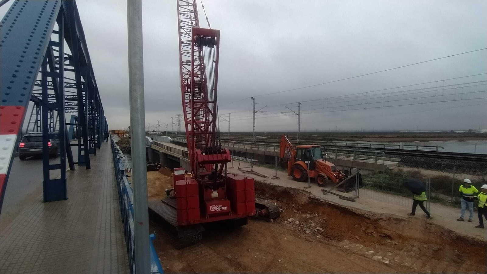 Trabajos sobre el caño de Sancti Petri para levantar el nuevo acceso paralelo al Puente de Hierro en San Fernando.