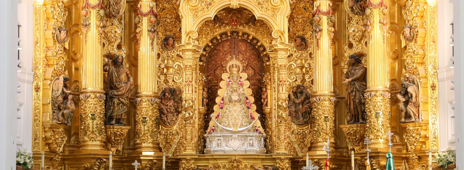 La Virgen del Rocío, en su altar de la ermita en la aldea.