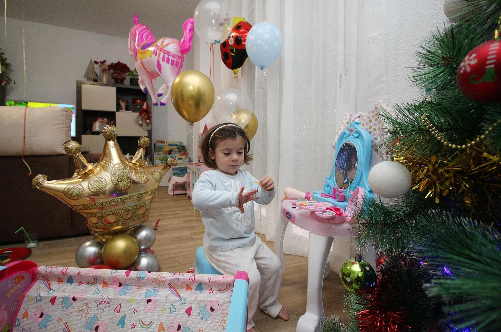 Imágenes de los niños abriendo los regalos de los Reyes Magos en Huelva