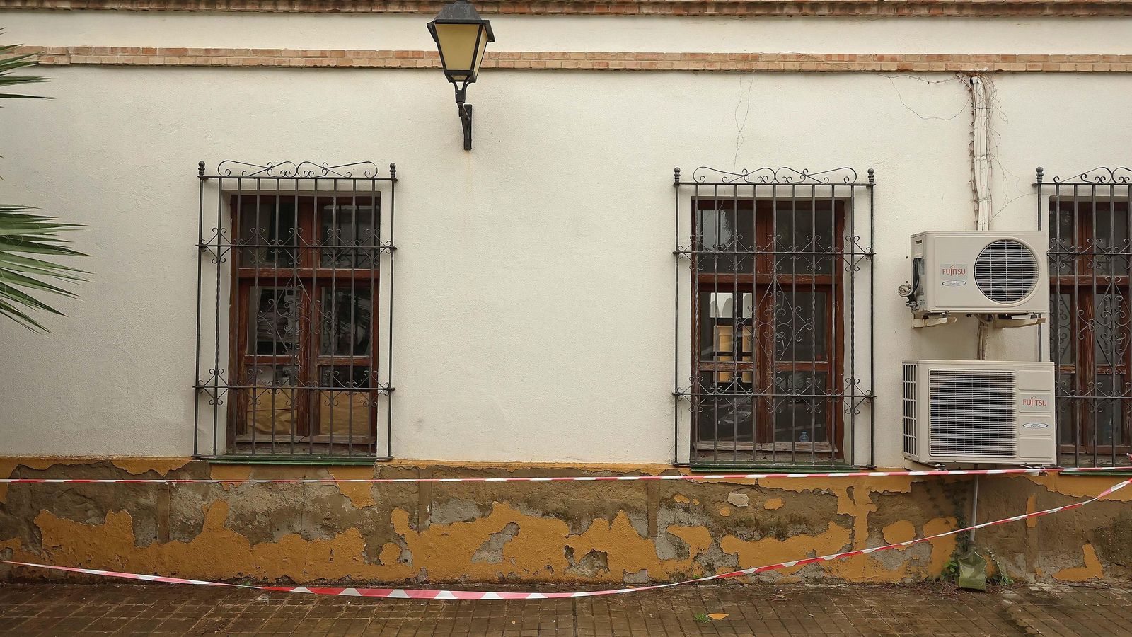 Los juzgados de Marzales, en Algeciras, acordonados por desprendimientos.