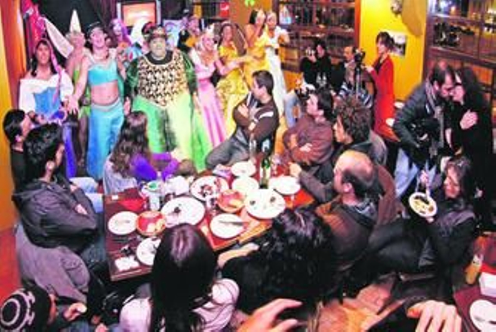 La chirigota gaditana actuando en un bar de la capital uruguaya.