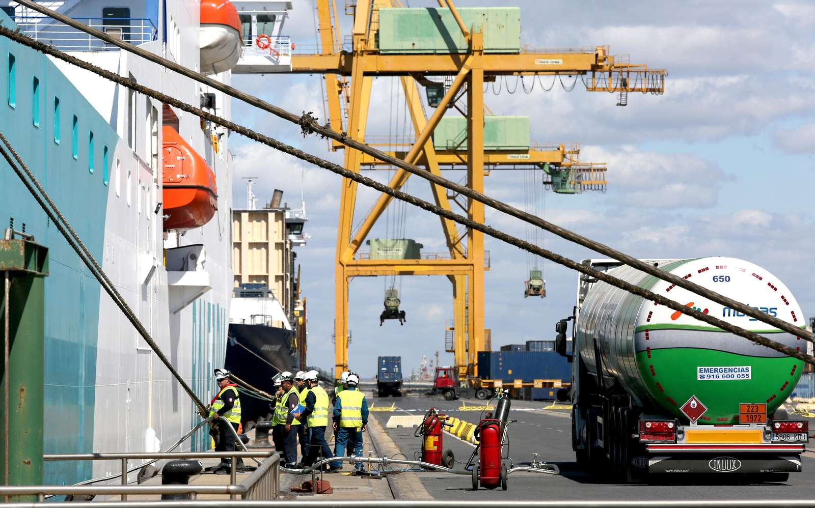 Primera operación de abastecimiento de Gas Natural de camión a barco en el Muelle Sur.