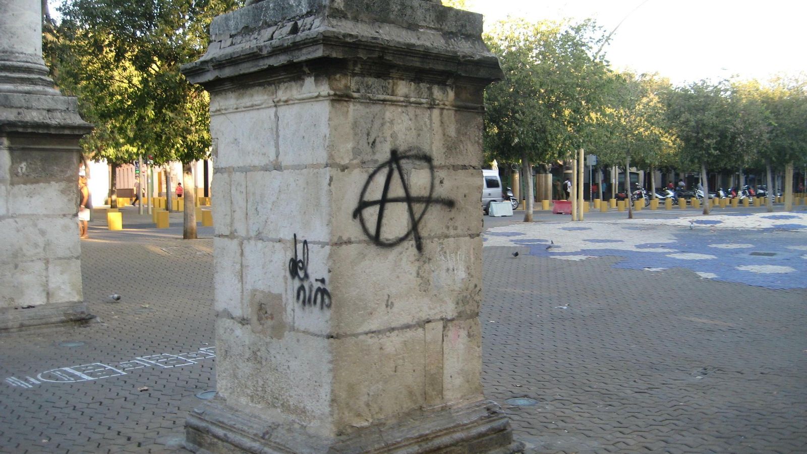 Pintadas en las columnas de la Alameda de Hércules.