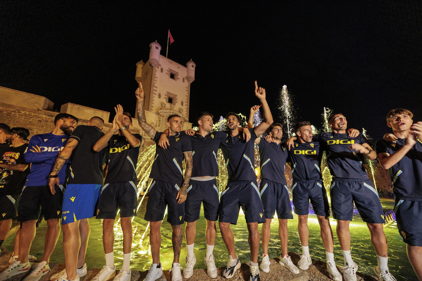 Las imágenes de la afición del Cádiz C.F. celebrando la permanencia en la fuente más cadista