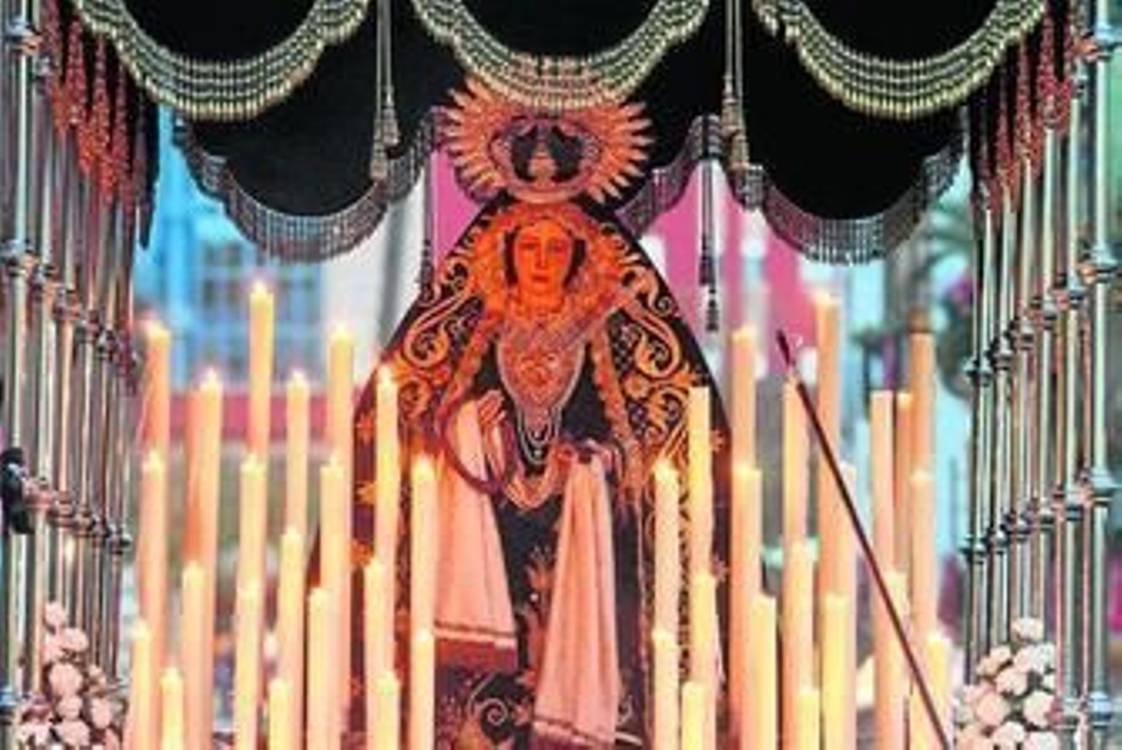 Primer plano del paso de palio de la Soledad de María.