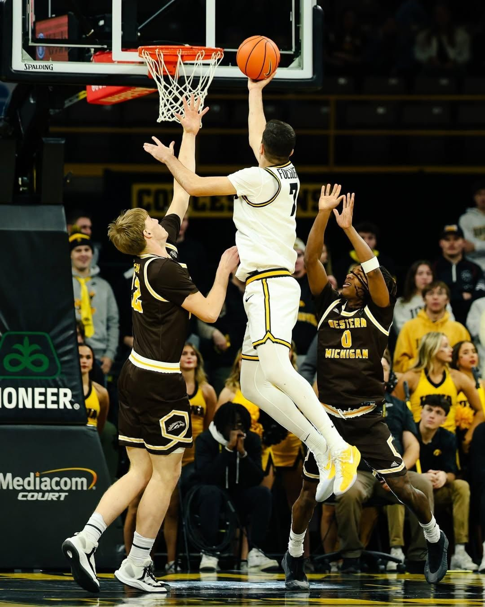 Álvaro Folgueiras deja una bandeja.