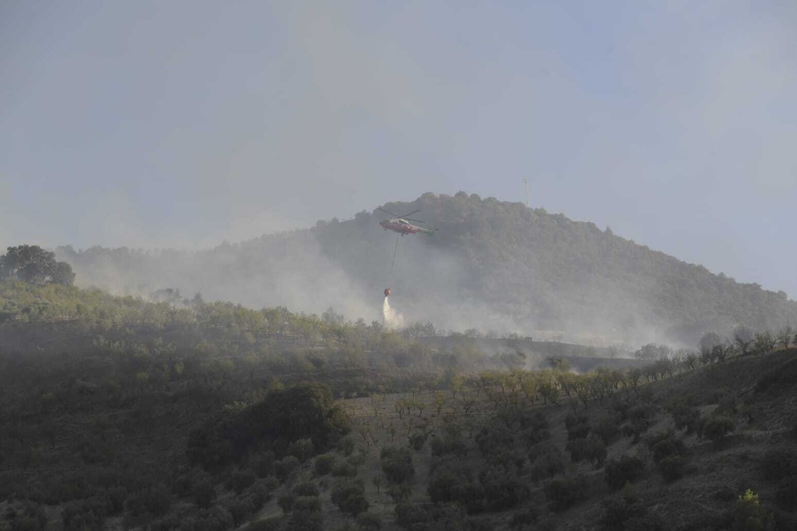 Así están siendo las labores de extinción del aparatoso incendio forestal de Pinos Genil