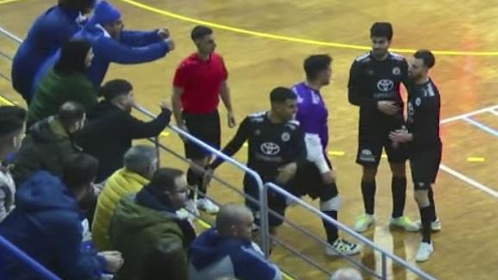 El Xerez Toyota celebra con algunos aficionados desplazados el 1-3 obra de Christian. El Xerez Toyota celebra con algunos aficionados desplazados el 1-3 obra de Christian.