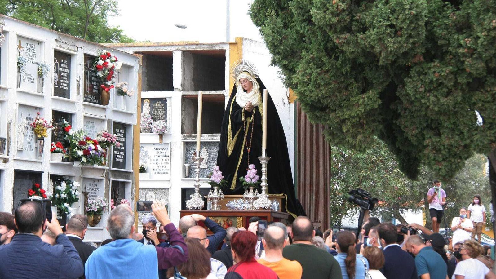 Otro momento del recorrido de la Virgen por el interior del cementerio de El Puerto, que fue seguido por numerosos fieles.