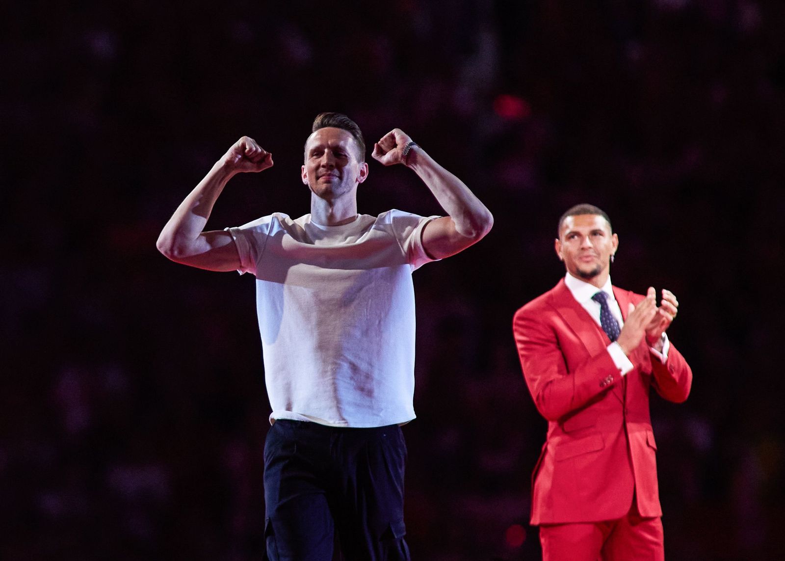Luuk de Jong, en el Sánchez-Pizjuán, saluda durante la celebración de la séptima Europa League, detrás, Diego Carlos.
