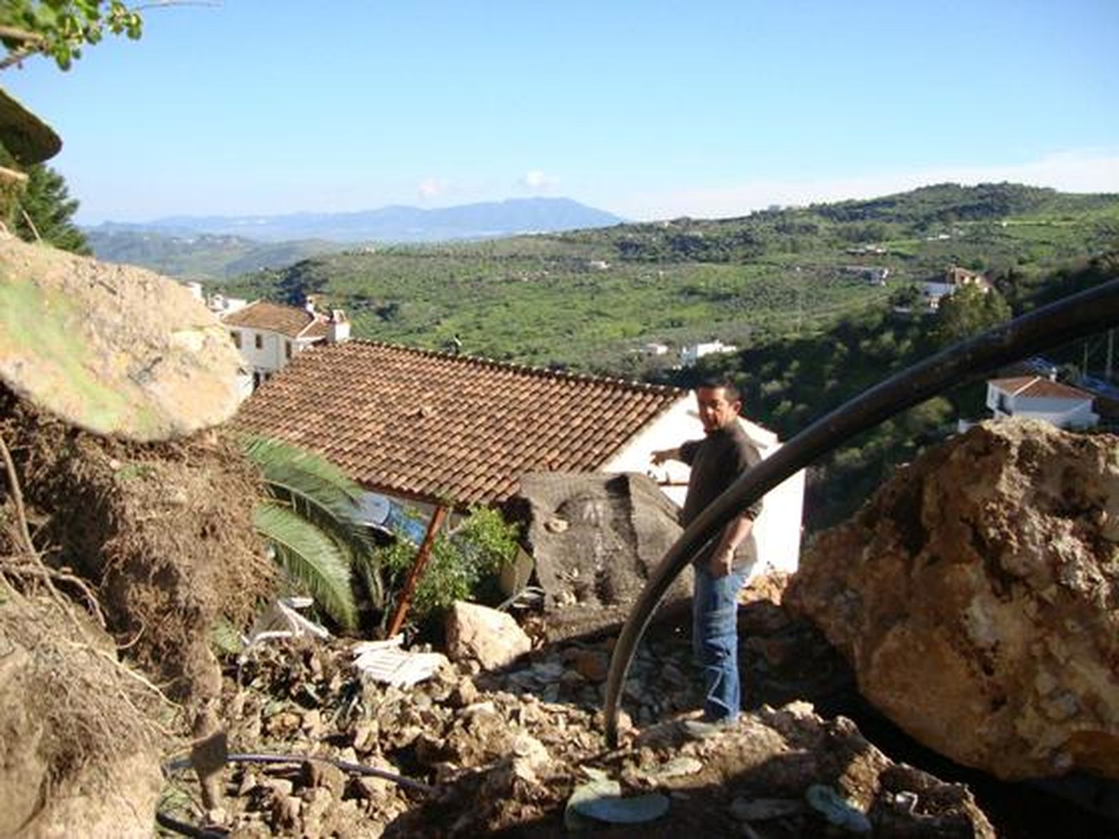 Rocas gigantes cayeron sobre casas en Casarabonela.