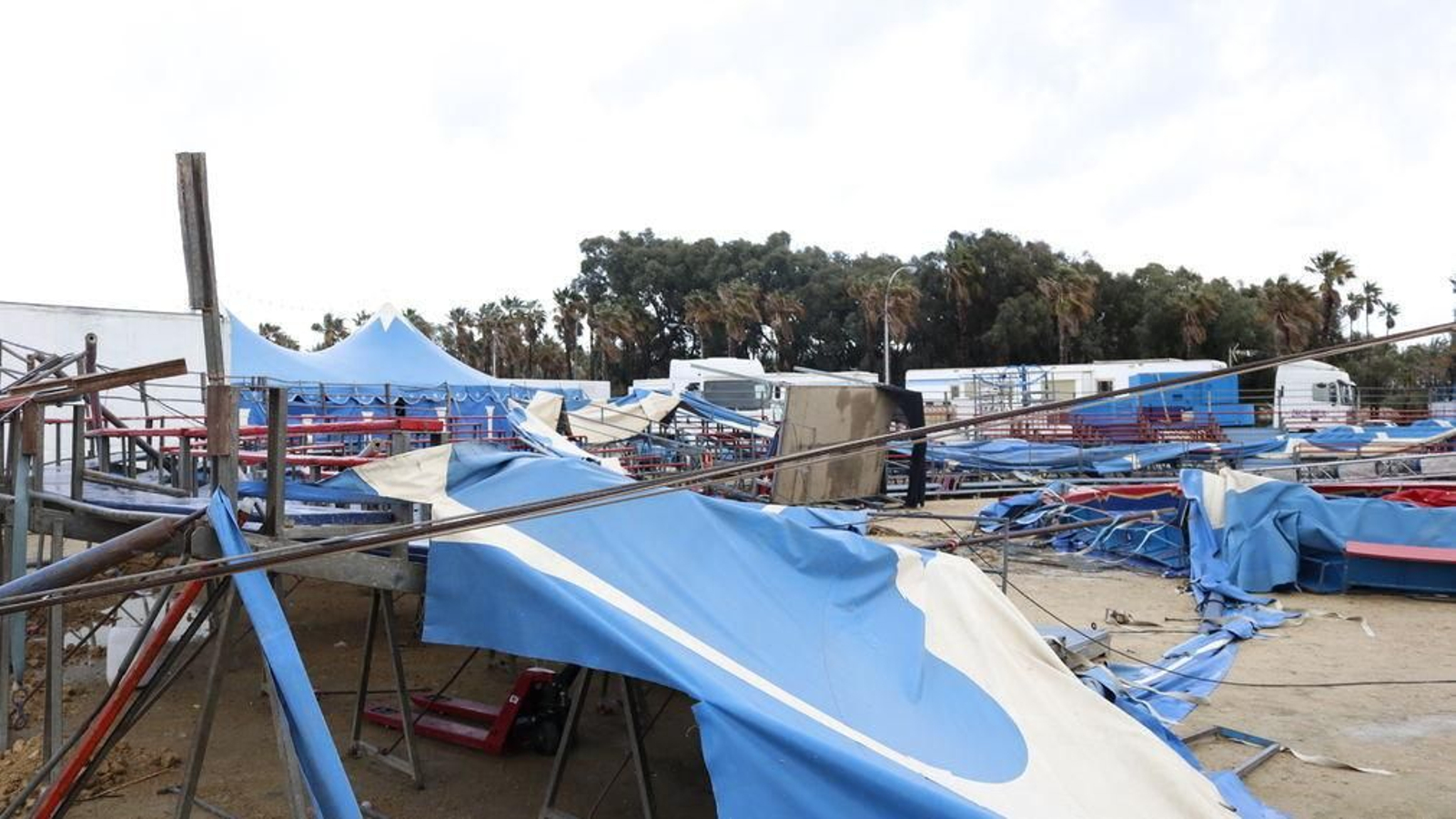 La carpa del circo Berlín, totalmente destrozada, el pasado viernes.