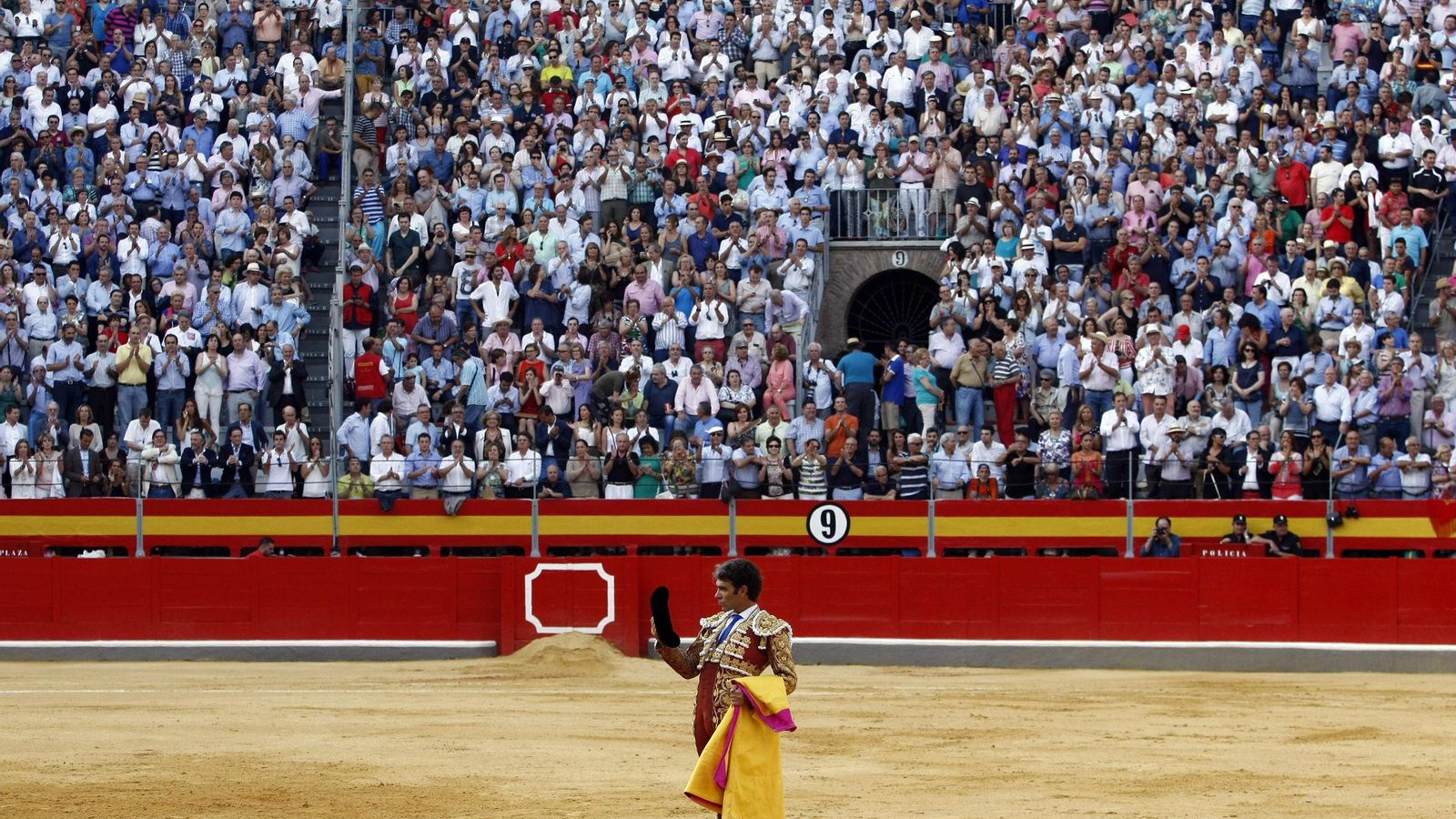 José Tomás saluda durante una corrida en Granada en 2014.