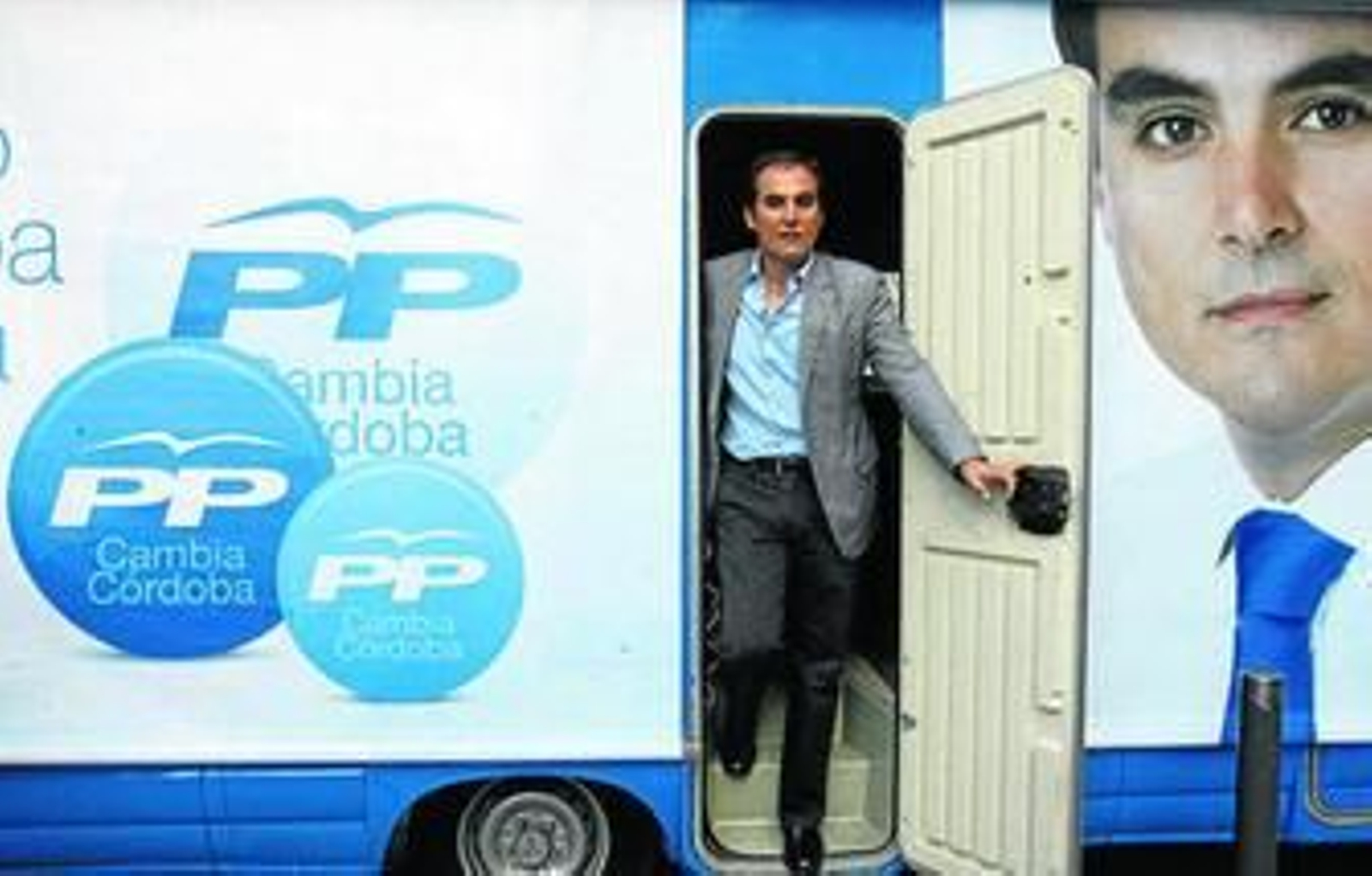 El candidato popular a la Alcaldía, José Antonio Nieto, ayer en la caravana del PP. El candidato popular a la Alcaldía, José Antonio Nieto, ayer en la caravana del PP.