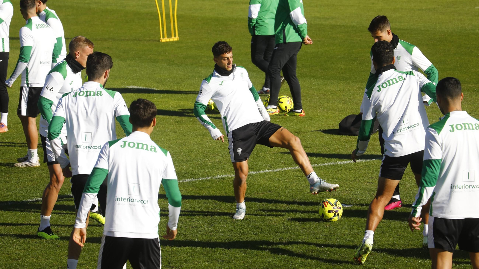 Los jugadores del Córdoba CF, en un rondo durante un entrenamiento en la Ciudad Deportiva.