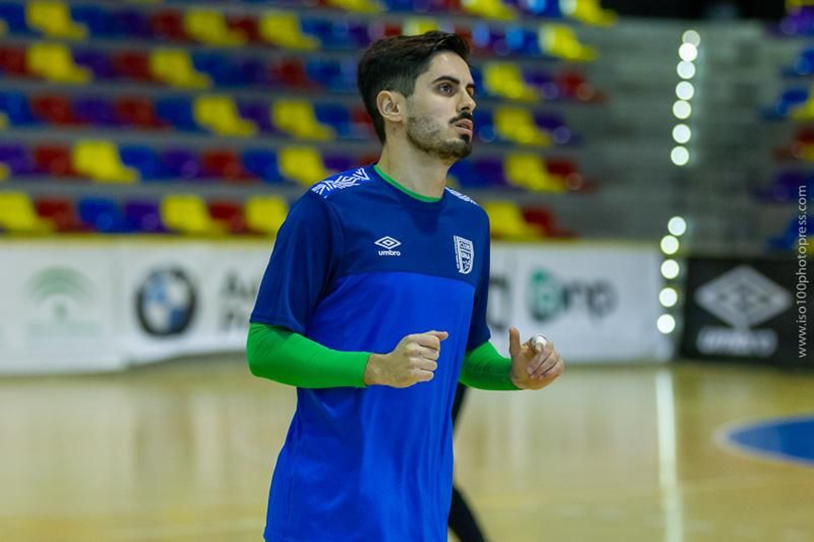 Un jugador de los antequeranos en el calentamiento de un partido.