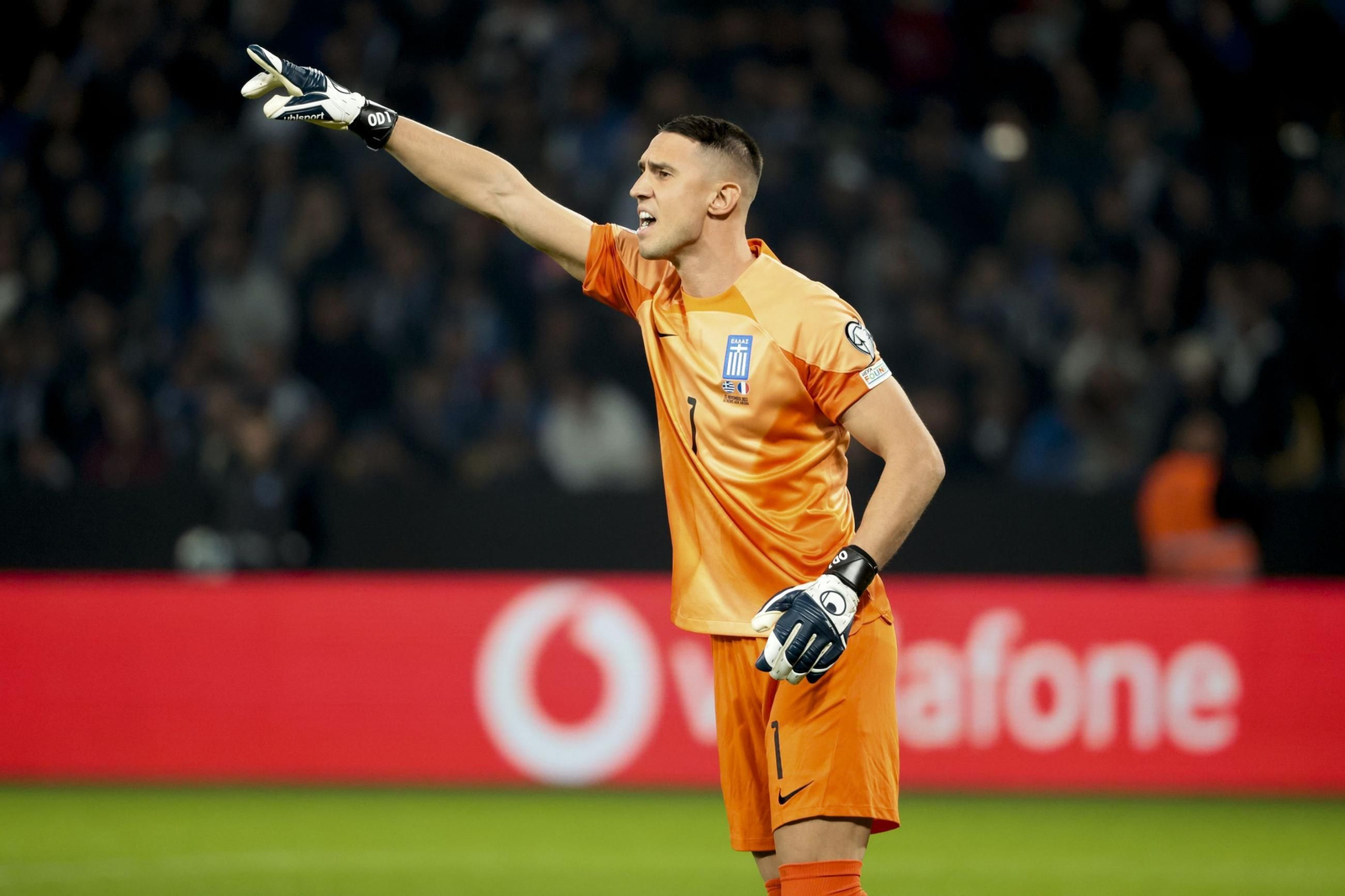 Odysseas Vlachodimos da órdenes durante el partido Grecia-Francia de clasificación para la Eurocopa.
