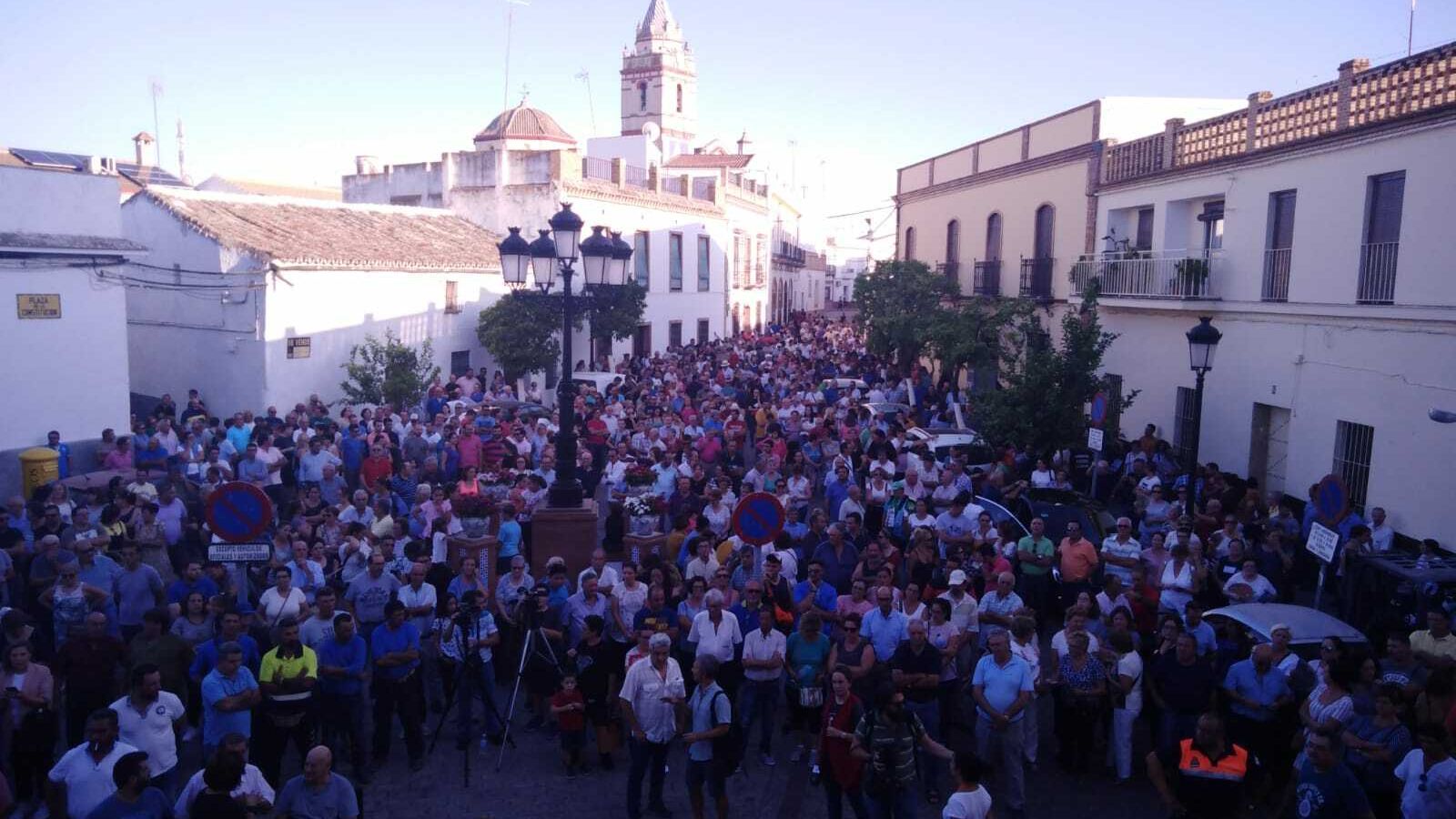 Otra imagen de la marcha en Aznalcóllar por las minas.