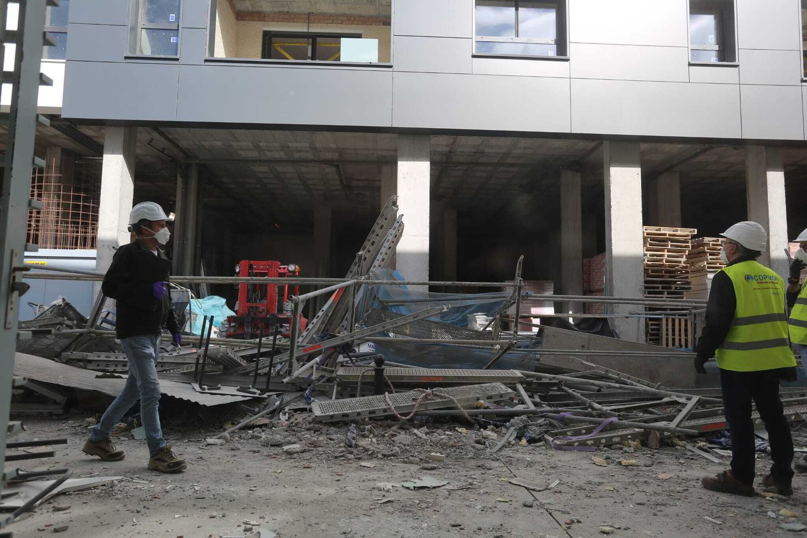 El andamio caído con varios trabajadores en Málaga, en fotos