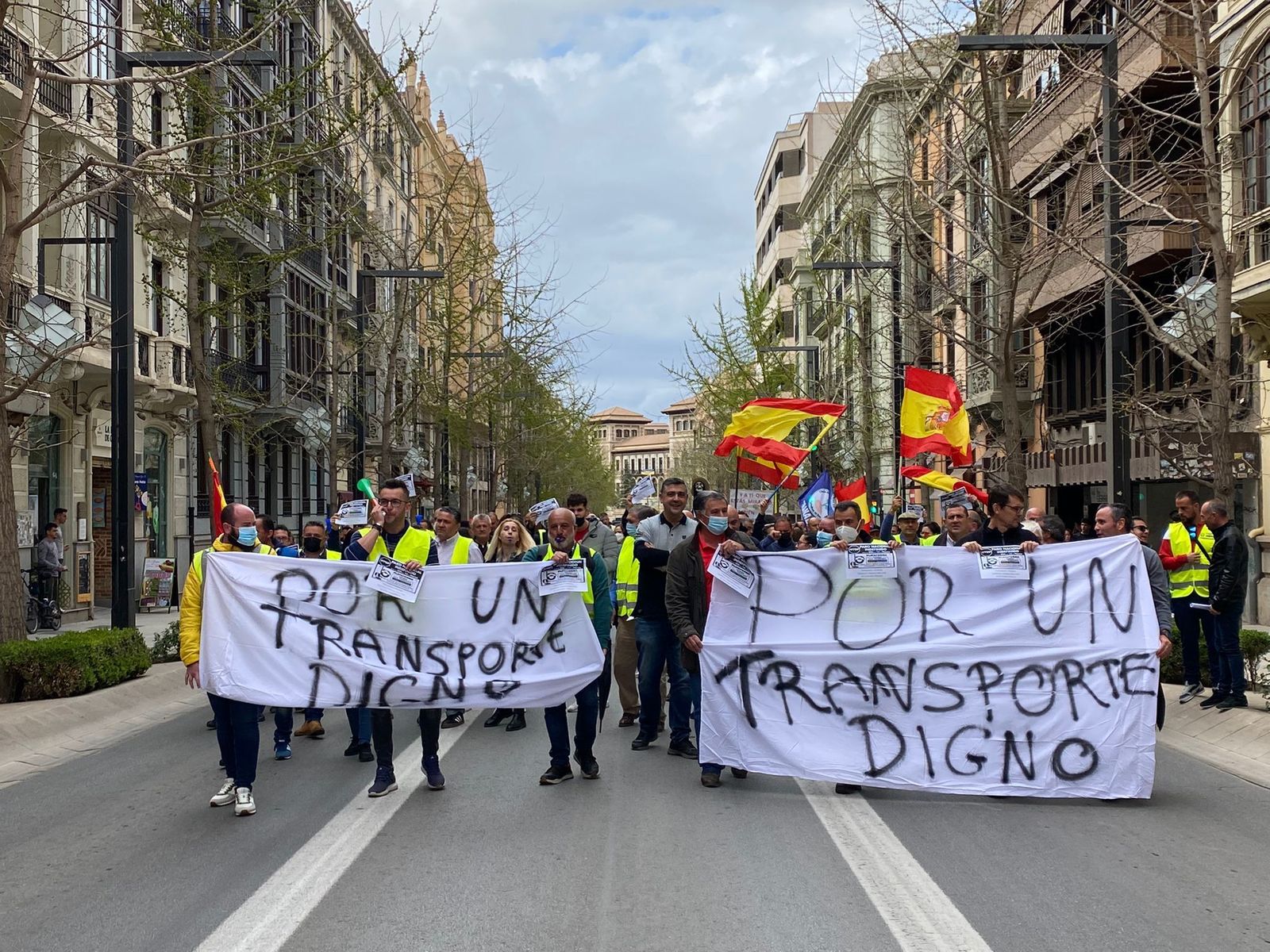 Varias decenas de personas recorren Granada en la manifestación de los transportistas
