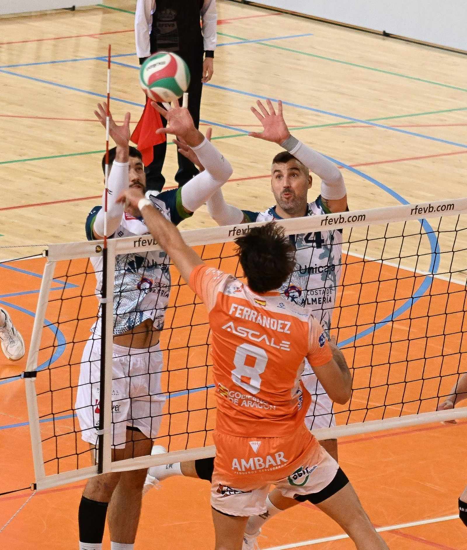 La defensa de Unicaja Costa de Almería no impidió que los aragoneses se impusiesen en la contienda.