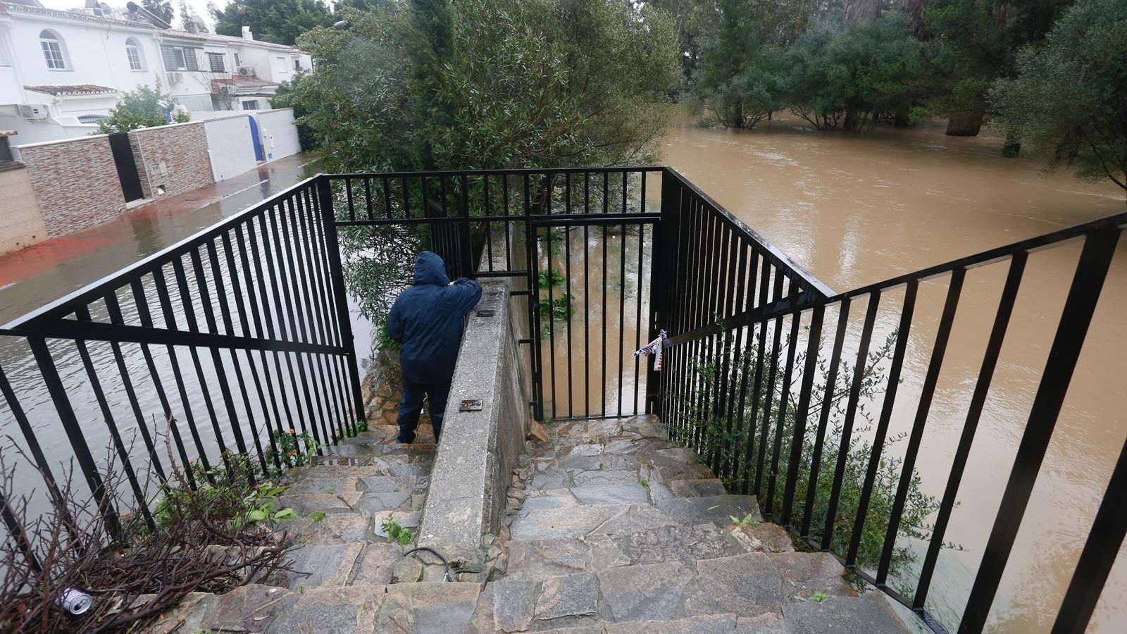 Las autoridades desalojan a 23 vecinos de la parte baja de la urbanización Mirador del Río.