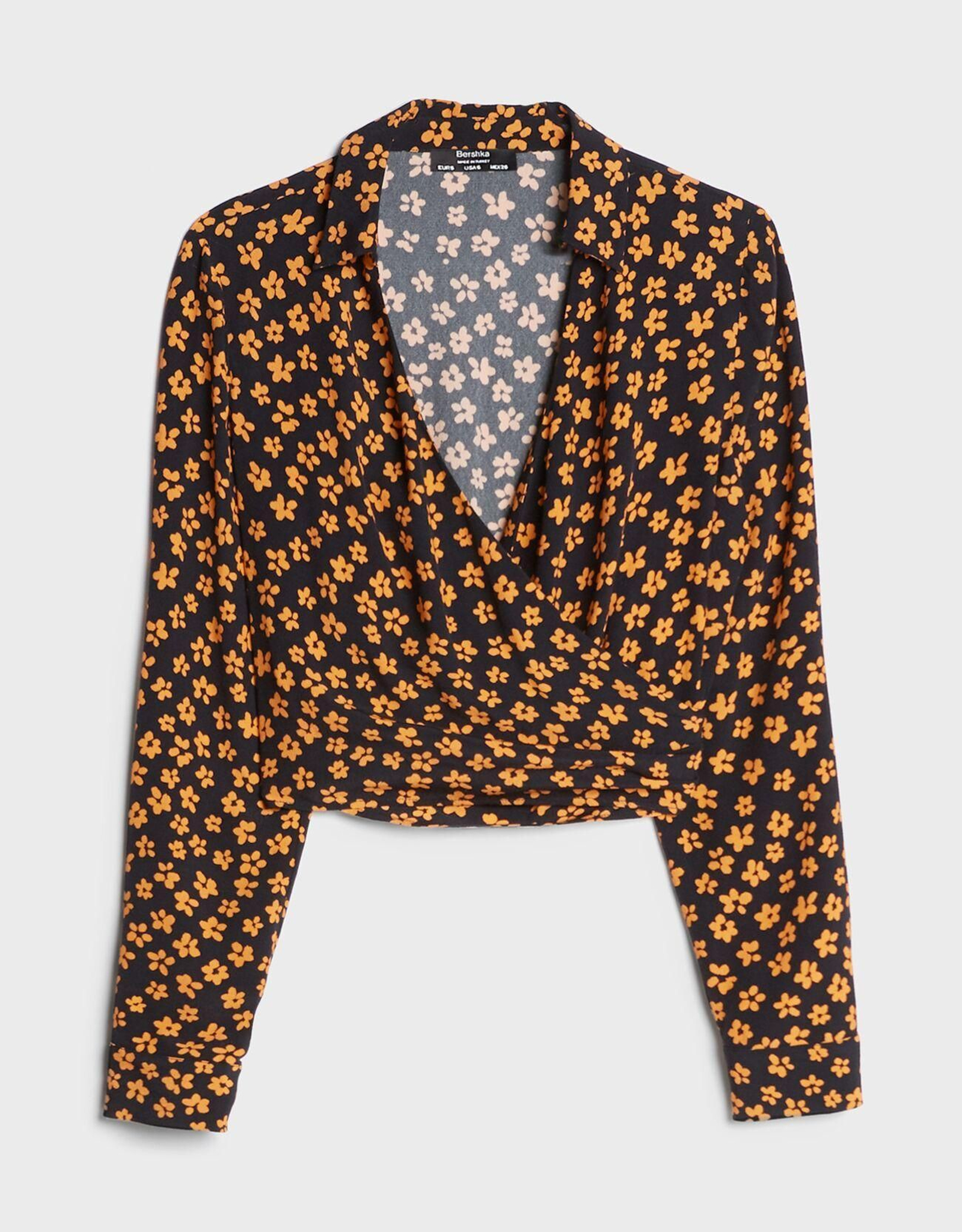 Blusa con estampado de flores de Bershka.