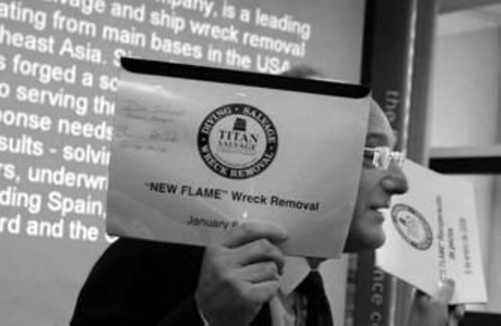 El ministro principal, Peter Caruana, muestra el informe técnico del rescate del carguero semihundido, ayer, en rueda de prensa.